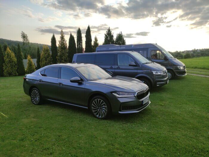 Škoda Superb i busy Sprint-Trans do przewozu osób z Nowego Sącza